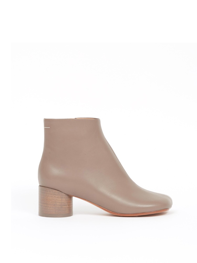TAN BEIGE SQUARE-TOE ANKLE BOOTS  MM6 탄 베이지 스퀘어 토 앵클 부츠 - 아데쿠베