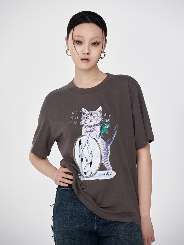 DARK TAUPE CAT &amp; GLITTER PRINT T-SHIRT  MM6 다크 토프 캣 글리터 프린트 티셔츠 - 아데쿠베
